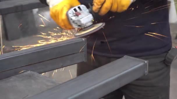 Moedor Ferro Cortado Com Mãos Trabalhando Fábrica Industrial — Vídeo de Stock