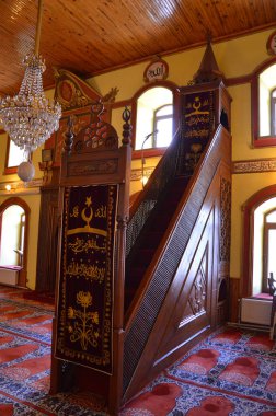 İmamın ibadet için gelenlere hitap ettiği kürsü.
