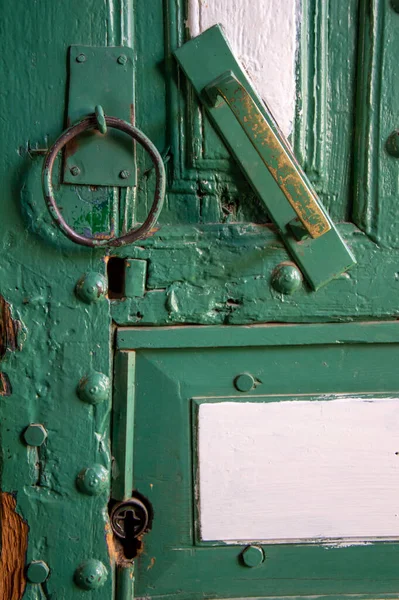 Tarihi caminin ahşap kapısı