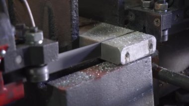 Demir fabrikasında demir kesen elektrikli testere.
