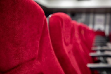 Sinemada kırmızı koltuklar