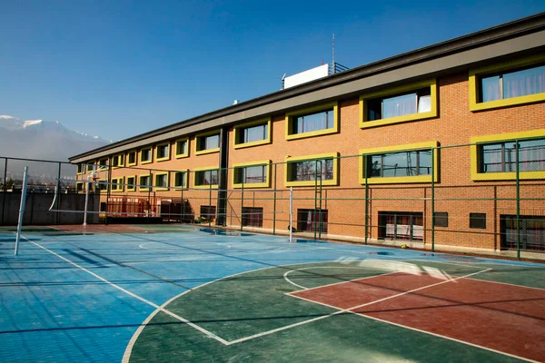 Okul bahçesinde Basketbol Sahası