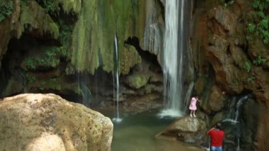 Yosun kaplı büyük bir şelale.