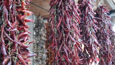 Kurutmak için iplere bağlanmış kırmızı biberler.