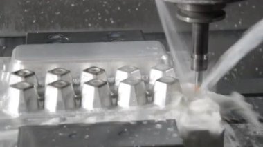 Modern CNC Makinesi metalle çalışır