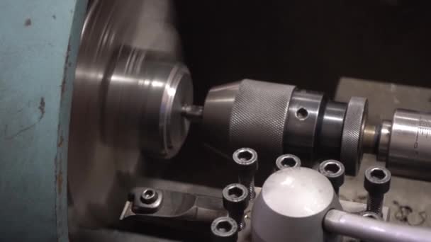 鋼鉄で働く機械旋盤の工場 — ストック動画