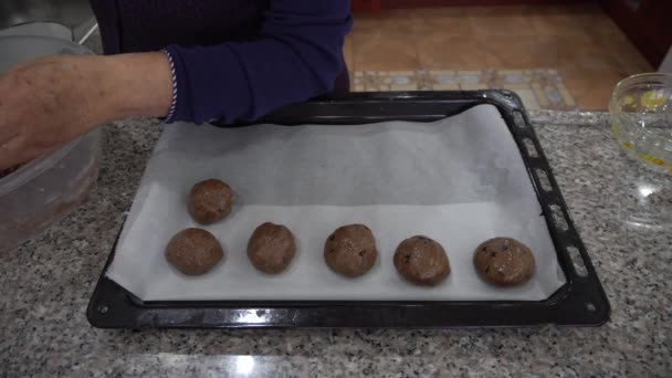 Het Regelen Van Zelfgemaakte Chocolade Chip Cookies Dienblad — Stockvideo