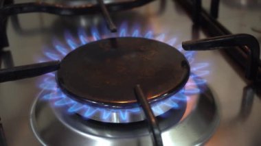 Mutfak gaz sobasından gaz yanıyor.