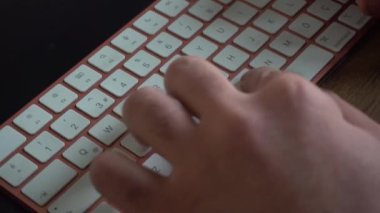 klavyeyle bilgisayar yazma üzerine çalışan adam
