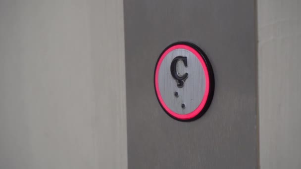 Πατώντας Κουμπί Του Ασανσέρ — Αρχείο Βίντεο