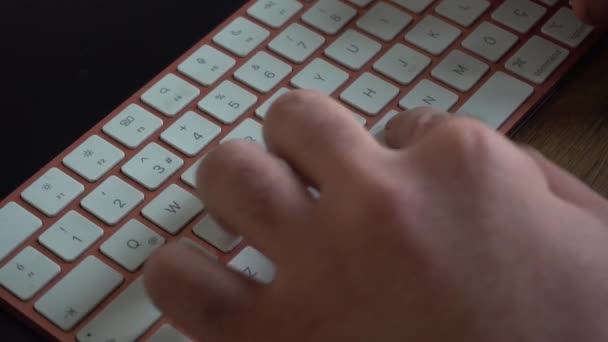 Mann Tippt Computer Mit Tastatur — Stockvideo