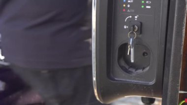 Şarj noktasında elektrikli araba var.