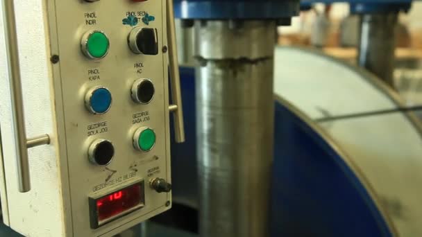 Fabrikada Çalışan Makinelerin Başlangıç Durdurma Ayarlama Düğmeleri — Stok video