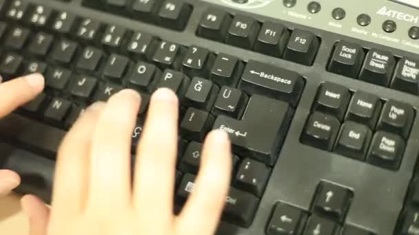 オフィスデスクのキーボードに入力する人 — ストック動画
