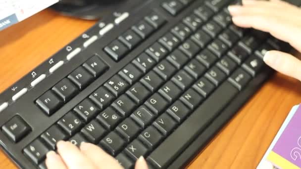 Eine Person Die Schreibtisch Auf Einer Tastatur Tippt — Stockvideo
