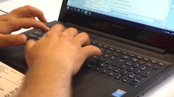 オフィスデスクのキーボードに入力する人 — ストック動画