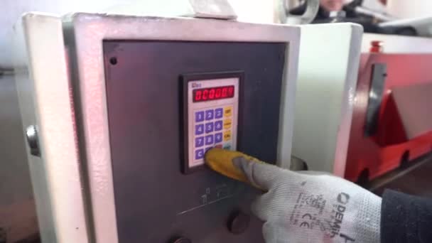 工場で働く機械の開始停止そして調節ボタン — ストック動画