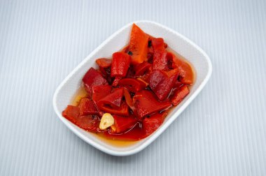 Kırmızı biber ve sarımsaklı aperatif.