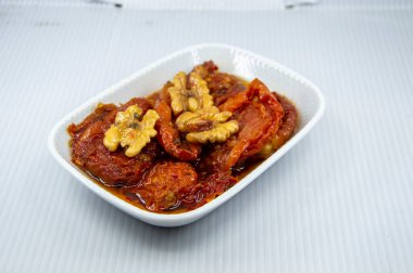 Kurutulmuş domates, zeytinyağı ve cevizli aperatif.