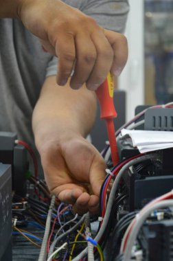 Elektrikçi çalışma evi onarım kurulumu