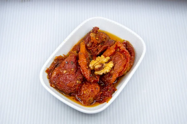 Kurutulmuş domates, zeytinyağı ve cevizli aperatif.