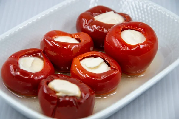 Kırmızı biber ve peynirle yapılan lezzetli aperatif.