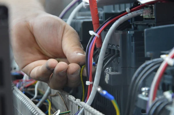 Elektrikçi çalışma evi onarım kurulumu