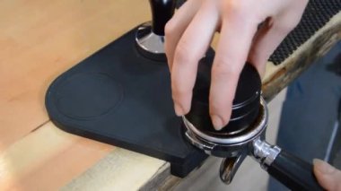 Coffeeshop içinde kahve Barista