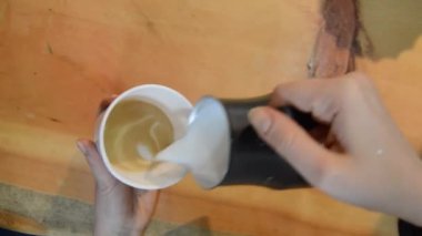 Kahve yapıyorum. Barista Kahve Hazırlıyor. Latte hazırlığı. Barista sıcak sütü bir bardak bardağa dolduruyor. 