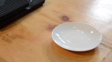 Kahveci servis için espresso hazırladı.