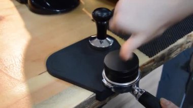 Barista ellerini kullanarak bir dış müdahale basın için taze kahve kahve Tablet zemin