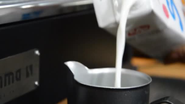 Barista Připravuje Mléko Přípravu Kávy — Stock video