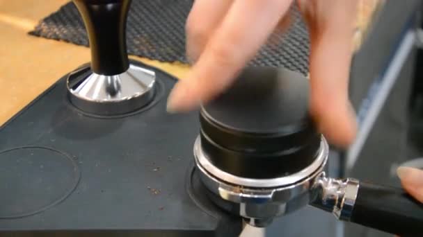 Бариста Руки Помощью Постороннего Нажать Свежезаземленный Кофе Кофейной Планшет — стоковое видео