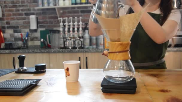 Moderní Alternativní Způsoby Přípravy Kávy Barista Vaří Kávu Pomocí Kávovar — Stock video