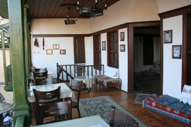 Tahtadan yapılma eski evin balkonunda.