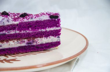 Beyaz arkaplanda mükemmel bir deseni olan kadife kek parçası.