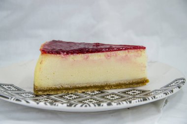 Beyaz arka planda lezzetli vişneli kek.