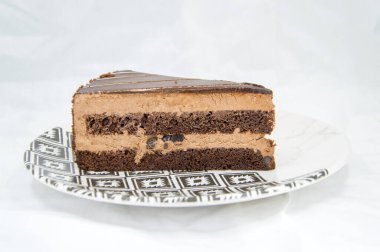 Beyaz arka planda çikolatalı pasta