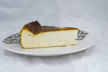 beyaz zemin üzerinde leziz cheesecake