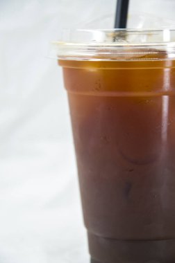 Beyaz arka planda meyve ve buz ile içecek