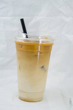 Beyaz arka planda çilekli ve çikolatalı milkshake.