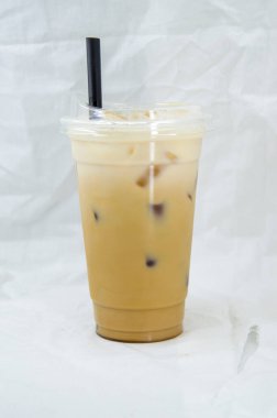 Beyaz arka planda çilekli ve çikolatalı milkshake.