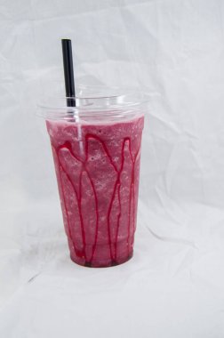 Beyaz arka planda meyve ve buz ile içecek