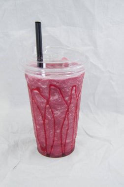 Beyaz arka planda meyve ve buz ile içecek