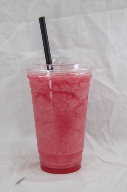 Beyaz arka planda meyve ve buz ile içecek