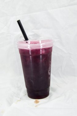 Beyaz arka planda meyve ve buz ile içecek