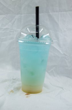 Beyaz arka planda meyve ve buz ile içecek