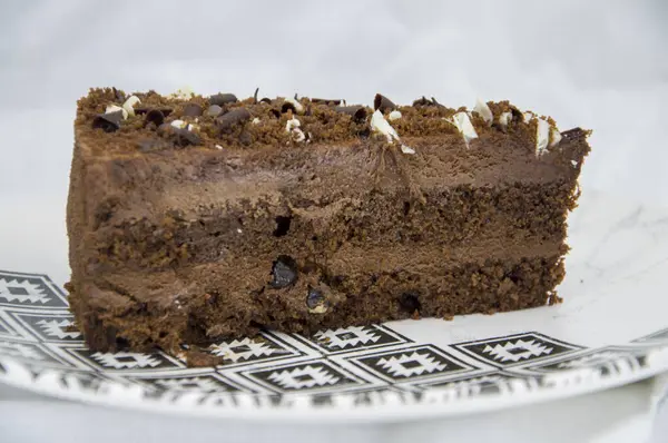 Beyaz arka planda çikolatalı pasta