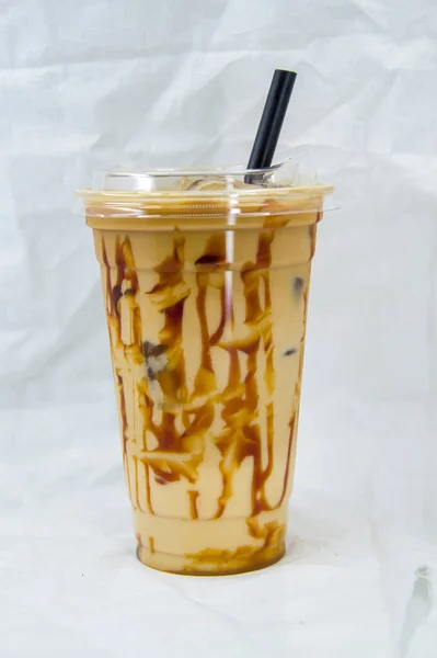 Beyaz arka planda çikolatalı ve vişneli milkshake