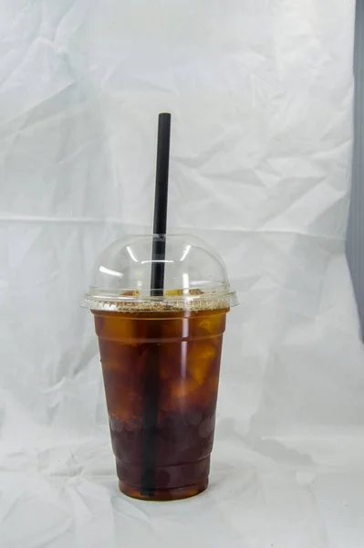 Beyaz arka planda meyve ve buz ile içecek